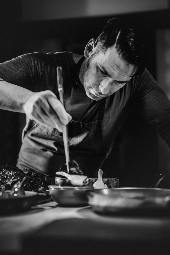 Werbefotografie/ Foodfotografie für Martin Kammlander- Portraitfotografie von Martin Kammlander beim Kochen