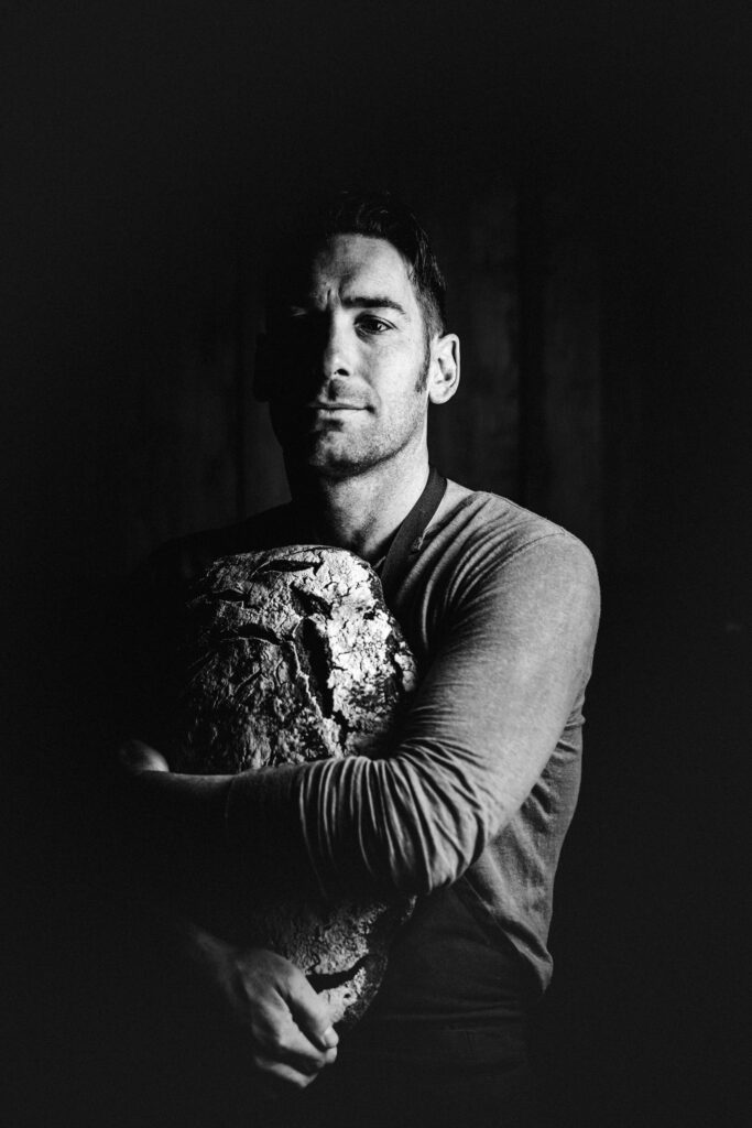 Werbefotografie/ Foodfotografie für Martin Kammlander- Portrautfotografie von martin Kammlander - hält ein Brotlaib in den Händen