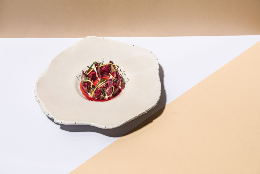 Foodfotografie/ restaurant Wörgötter/ Handmade Keramikteller, beige Hintergrund