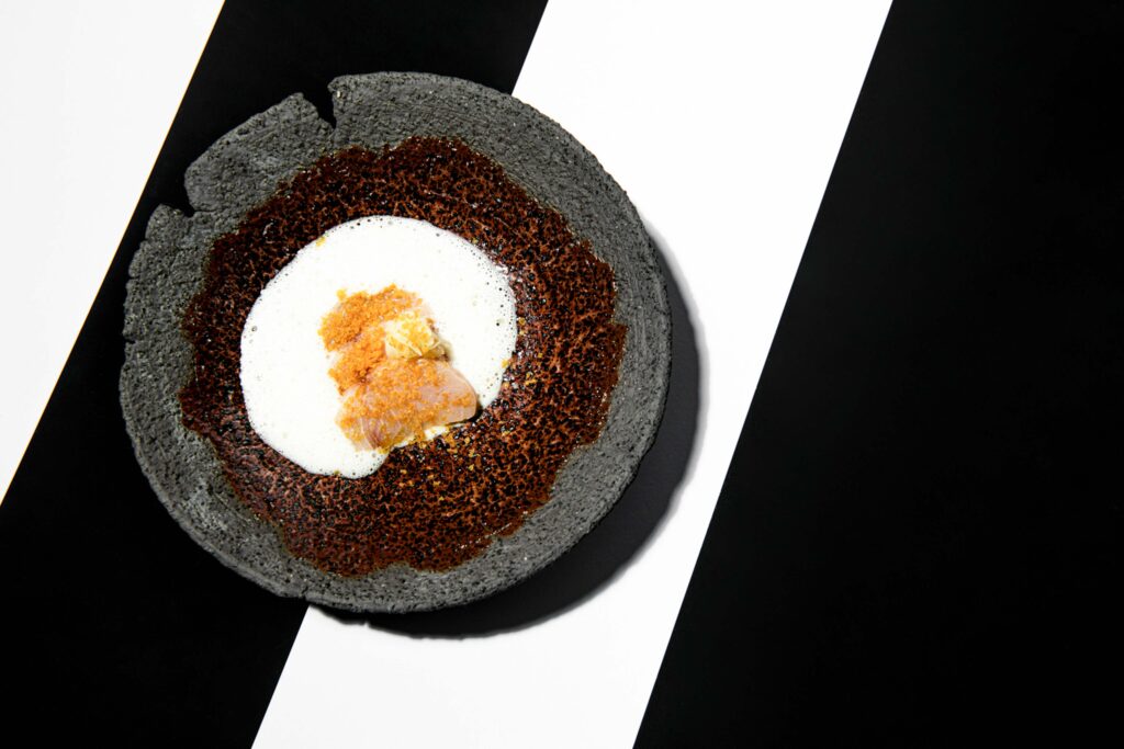 Foodfotografie - Restaurant Wörgötter - schwarz weißer Hintergrund - dunkler Teller