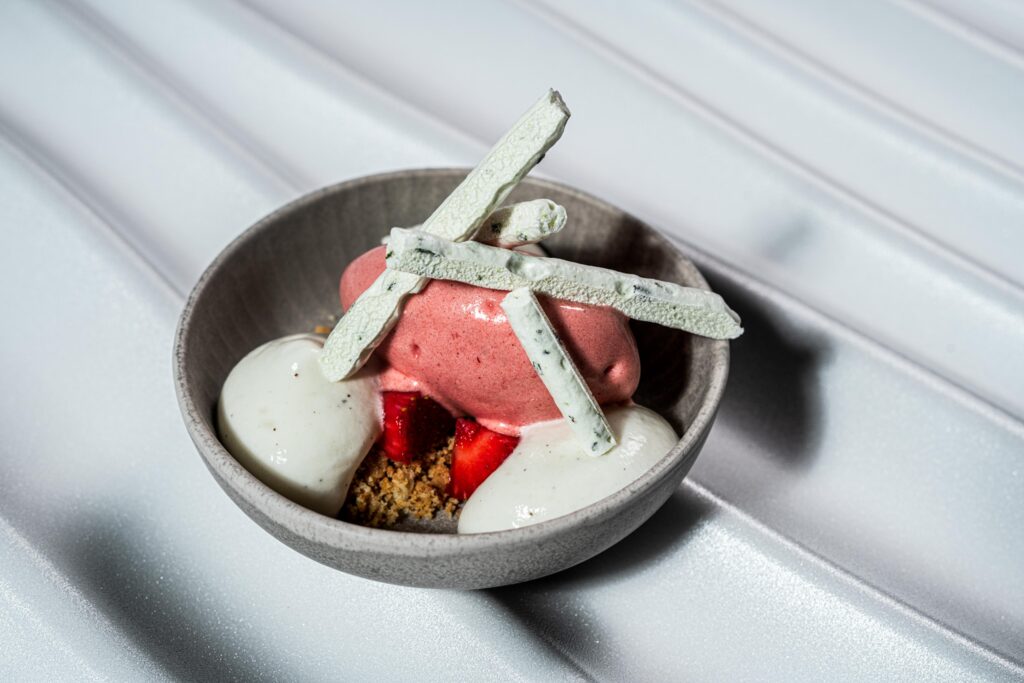 Foodfotografie - Werbefotografie - Restaurant Wörgötter - Essen auf einem grauen Schüsselchen auf weißem welligen Hintergrund