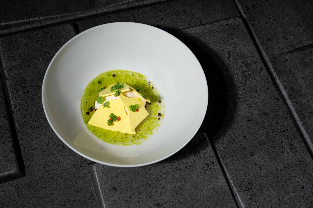 Foodfotografie - Werbefotografie - Restaurant Wörgötter - Essen auf einem weißen Teller vor grauem Hintergrund