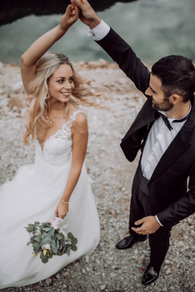 Portraitfotografie - After Wedding Shooting - Aufnahme des Brautpaares an einem See