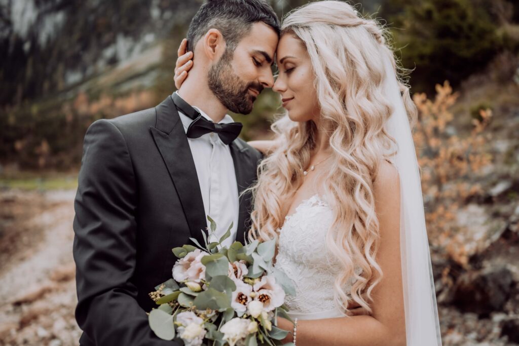 Portraitfotografie - After Wedding Shooting - Aufnahme des Brautpaares an einem See