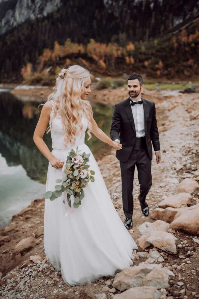 Portraitfotografie - After Wedding Shooting - Aufnahme des Brautpaares an einem See