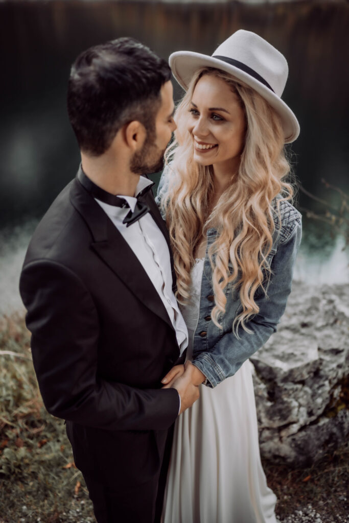 Portraitfotografie - After Wedding Shooting - Aufnahme des Brautpaares an einem See