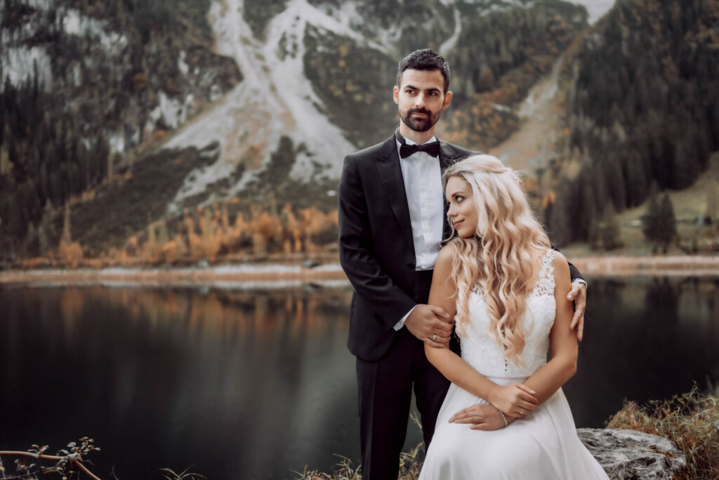Portraitfotografie - After Wedding Shooting - Aufnahme des Brautpaares an einem See