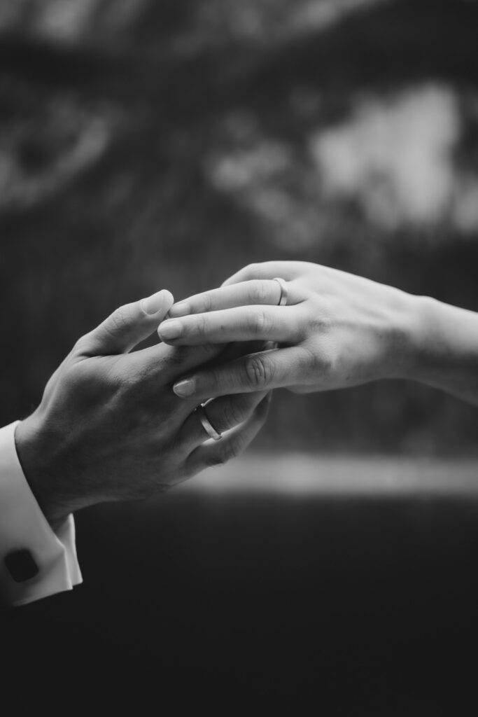 Portraitfotografie - After Wedding Shooting - Detailaufnahme der Hände mit den Ringen