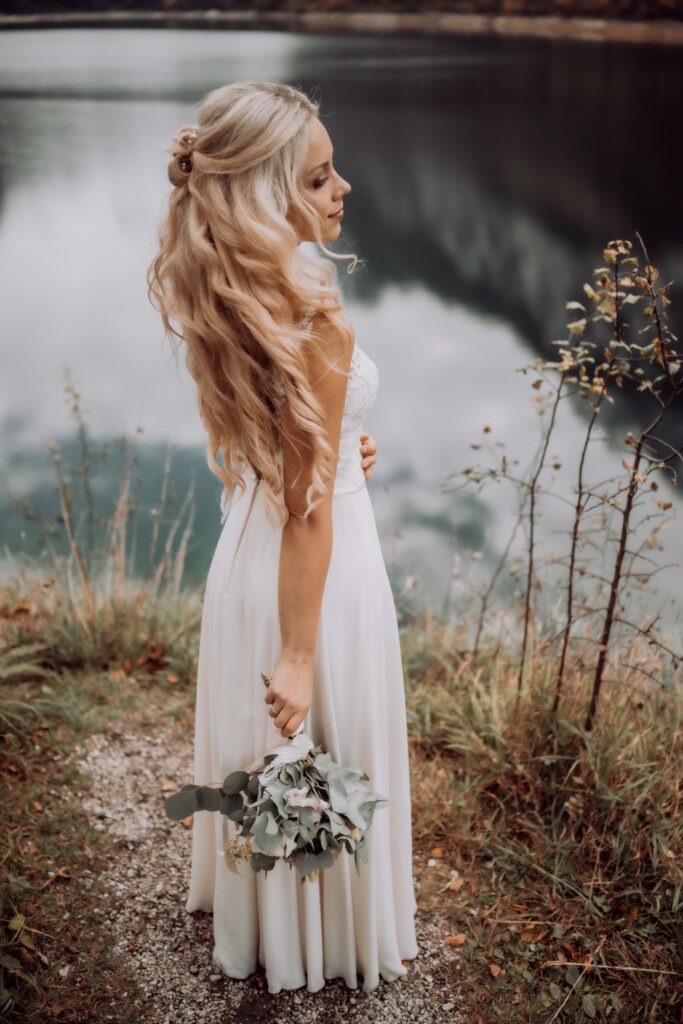 Portraitfotografie - After Wedding Shooting - Aufnahme der Braut an einem See