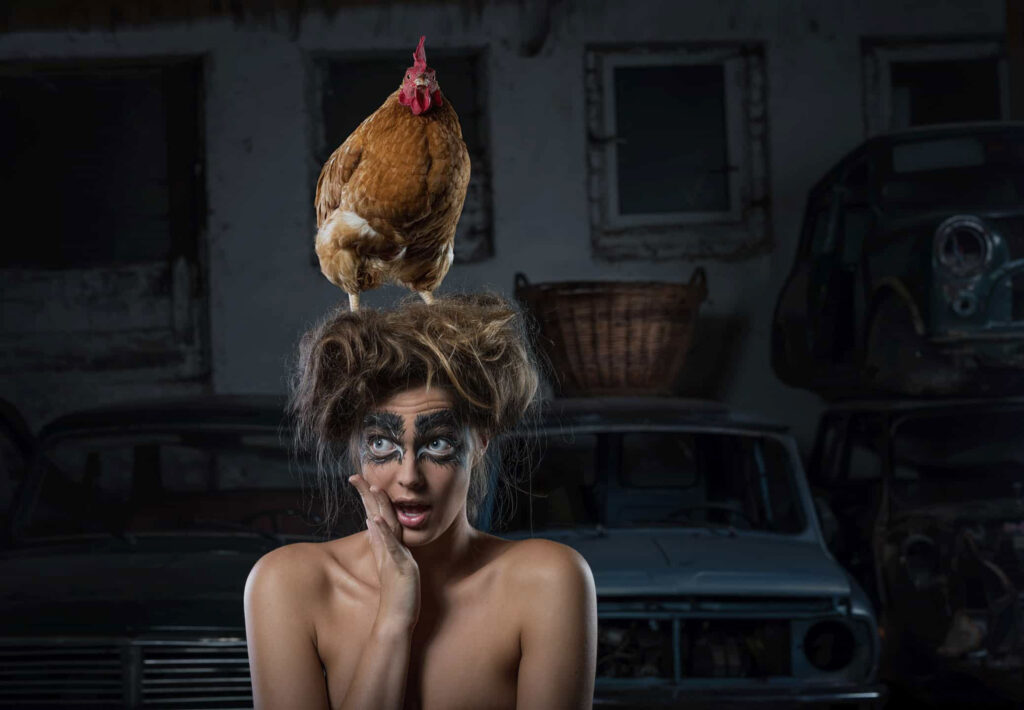 Portraitfotografie - Model mit Huhn am Kopf