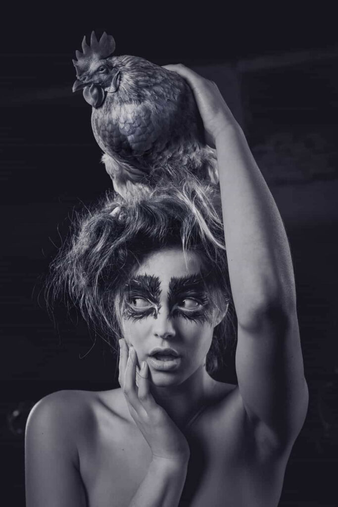 Portraitfotografie - Model mit Huhn am Kopf