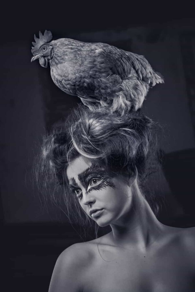 Portraitfotografie - Model mit Huhn am Kopf