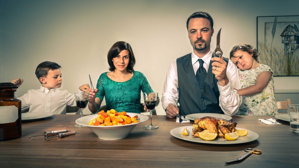 Portraitfotografie - Familienportrait bei einem Abendessen - zwei Kinder und die Eltern - "das Essen"