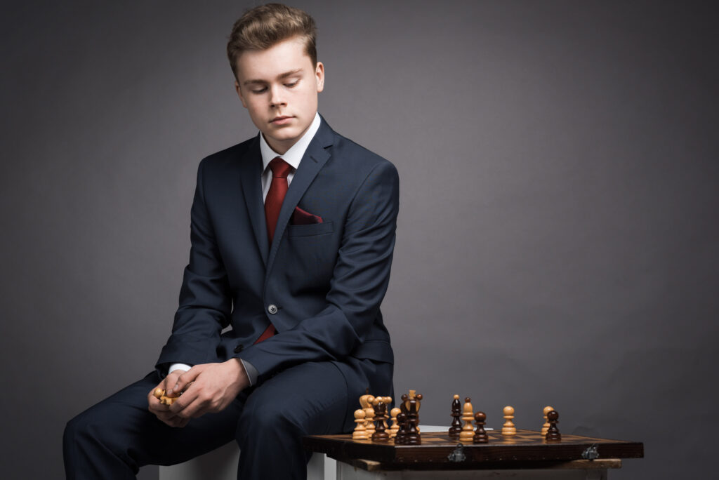 Portraitshooting - Porträt eines Jugendlichen beim Schachspielen- Shooting im Fotostudio