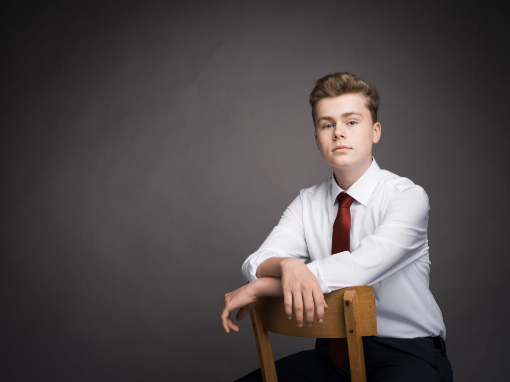 Portraitshooting - Porträt eines Jugendlichen beim Schachspielen- Shooting im Fotostudio