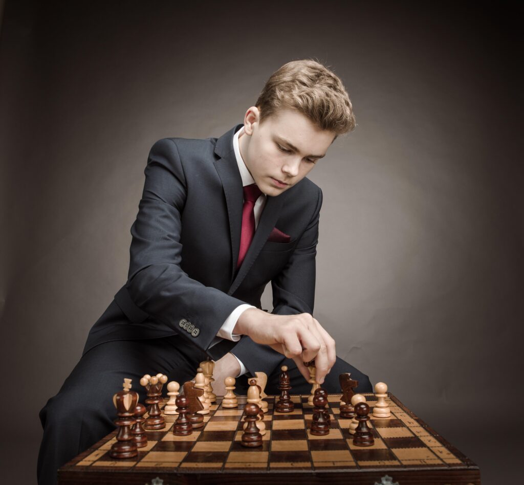 Portraitshooting - Porträt eines Jugendlichen beim Schachspielen- Shooting im Fotostudio