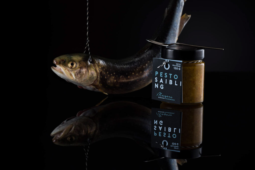 Produktfotografie im Fotostudio - Pesto "Saibling" von Genuss am See- schwarzer Hintergrund