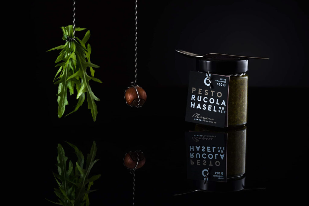Produktfotografie im Fotostudio - Pesto "Rucola- Haselnüsse" von Genuss am See- schwarzer Hintergrund