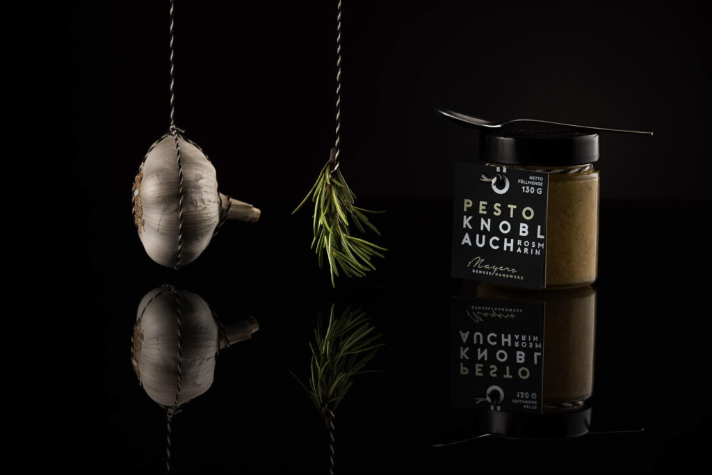Produktfotografie im Fotostudio - Pesto "Knoblauch- Rosmarin" von Genuss am See- schwarzer Hintergrund