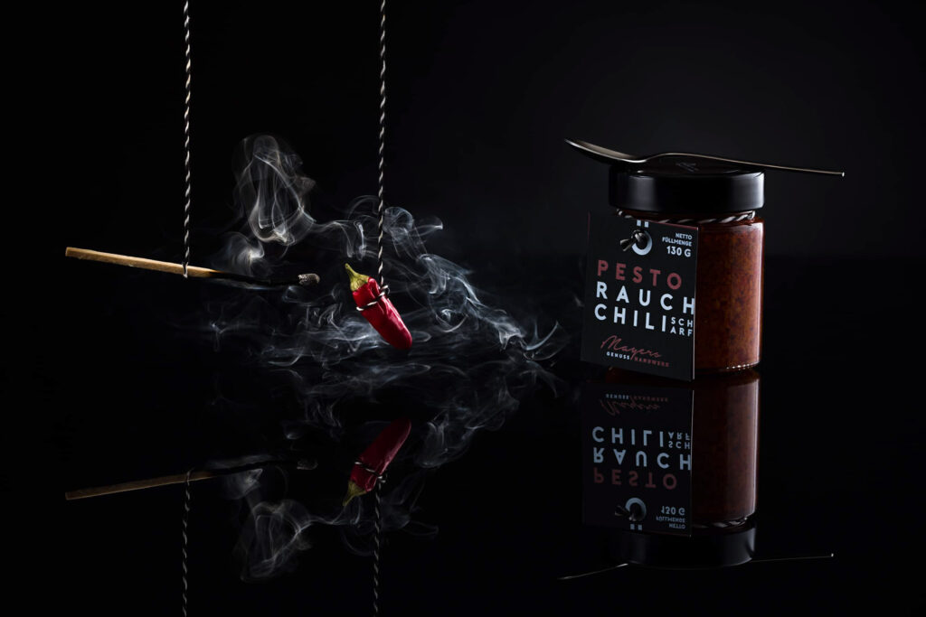 Produktfotografie im Fotostudio - Pesto "Rauchchilli - scharf" von Genuss am See- schwarzer Hintergrund
