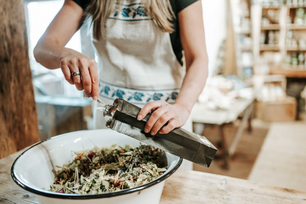 Werbefotografie Adelwöhrer - Aufnahme einer Frau beim Tee abfüllen im Shop