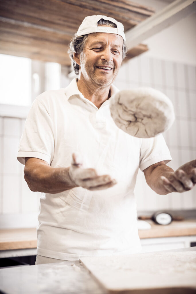 Werbefotografie Bäckerei & Konditorei Jechart in Edelschrott - Porträtaufnahme des Bäckers bei der Arbeit