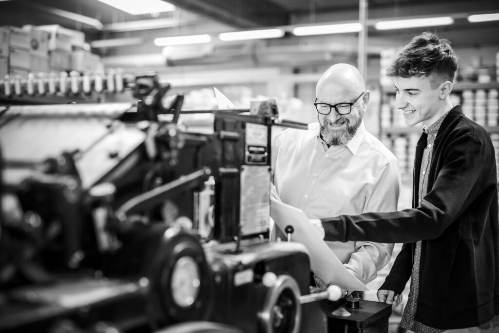 Werbefotografie - Druckzentrum Eisenstadt - Portraitfotografie des Geschäftsführers mit seinem Sohn in der Produktion