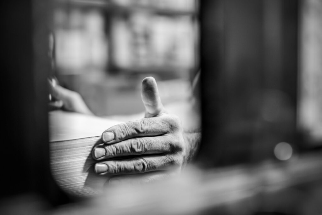 Werbefotografie - Druckzentrum Eisenstadt - Detailaufnahme einer Hand mit Drucksorten