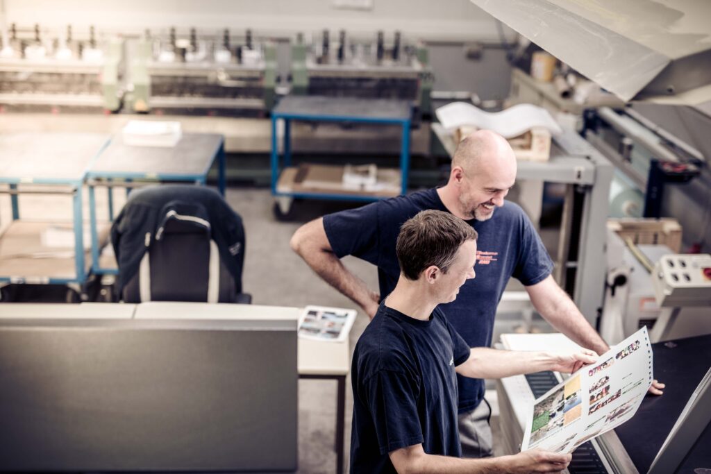 Werbefotografie - Druckzentrum Eisenstadt - Portraitaufnahme bei der Kontrolle der Drucksorten