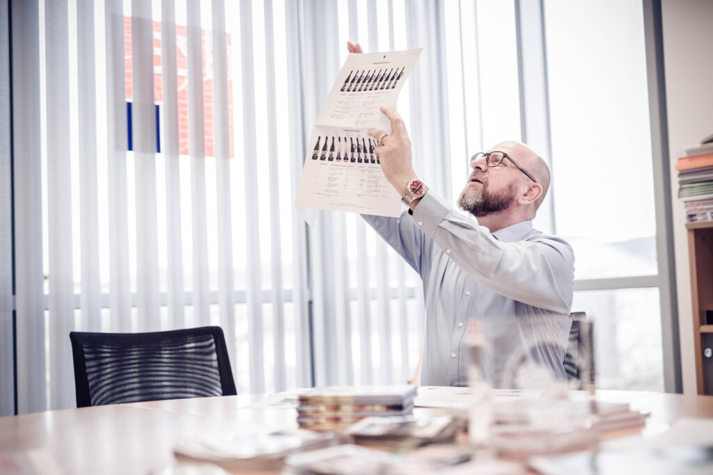 Werbefotografie - Druckzentrum Eisenstadt - Portraitaufnahme bei der Kontrolle der Drucksorten