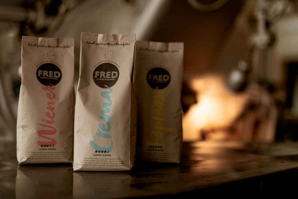 Werbefotografie FRED Kaffe - drei Packungen der verschiedenen Röstungen - Produktfotografie