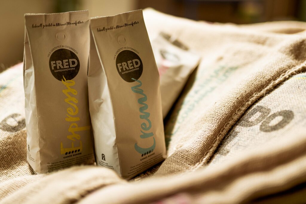 Werbefotografie FRED Kaffe - zwei Packungen der verschiedenen Röstungen - Produktfotografie