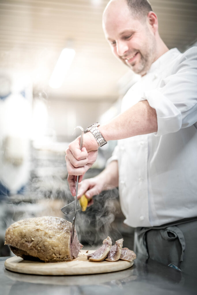 Werbefotografie Gasthaus Hofmann - Portraitfotografie des Kochs bei der Arbeit