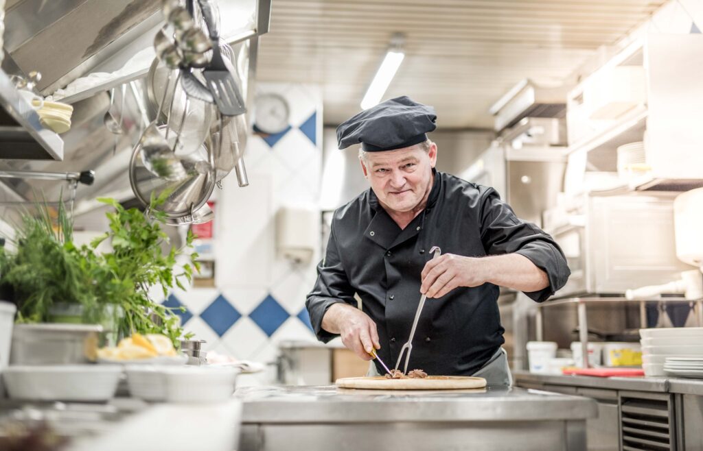 Werbefotografie Gasthaus Hofmann - Portraitfotografie des Kochs bei der Arbeit