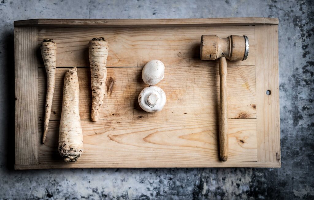 Werbefotografie Gasthaus Hofmann - Foodfotografie von Gemüse auf einem Holzbrett
