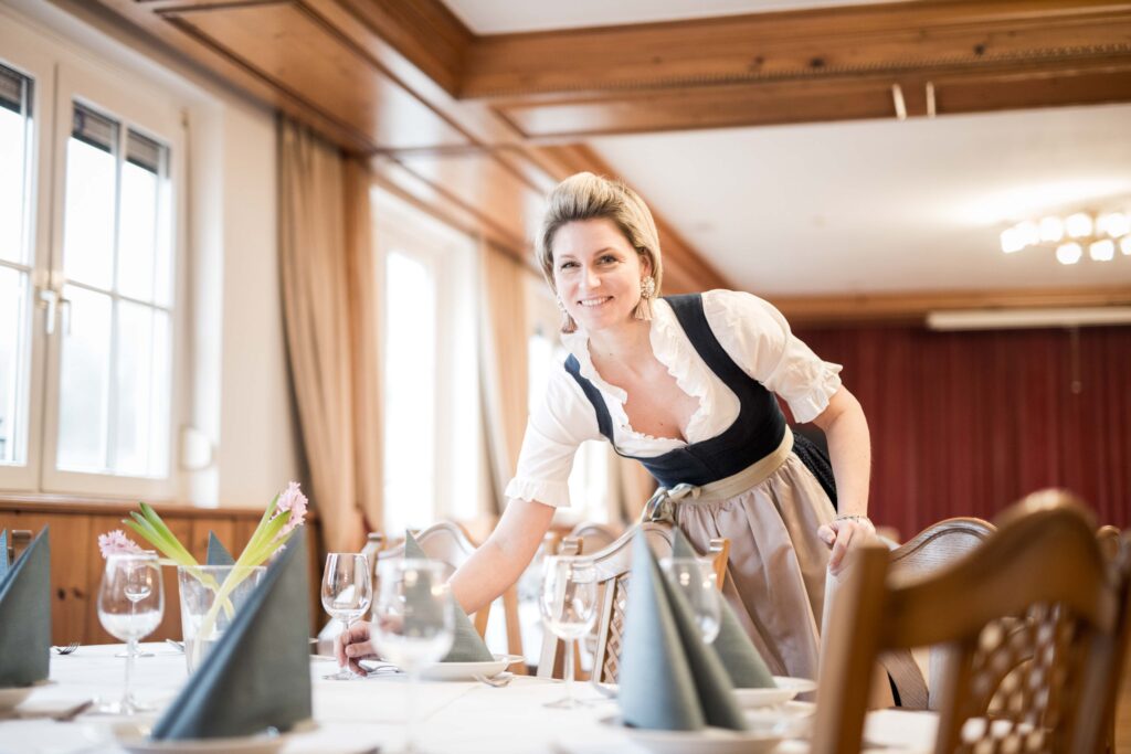 Werbefotografie Gasthaus Hofmann - Porträtaufnahme der Chefin beim Servieren