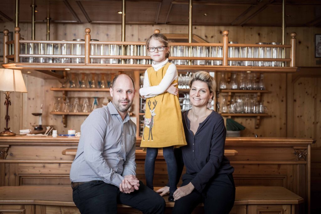 Werbefotografie Gasthaus Hofmann - Portraitaufnahme der Familie im Gastraum