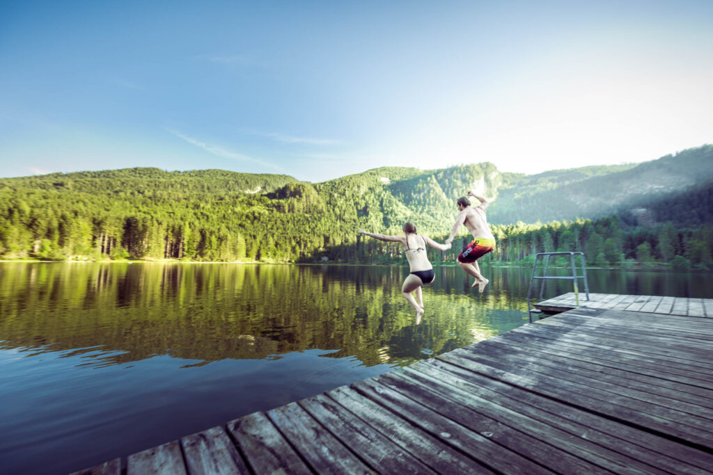 Werbefotografie - Genuss- am - See - Imageaufnahme - zwei Personen springen in den Ödensee