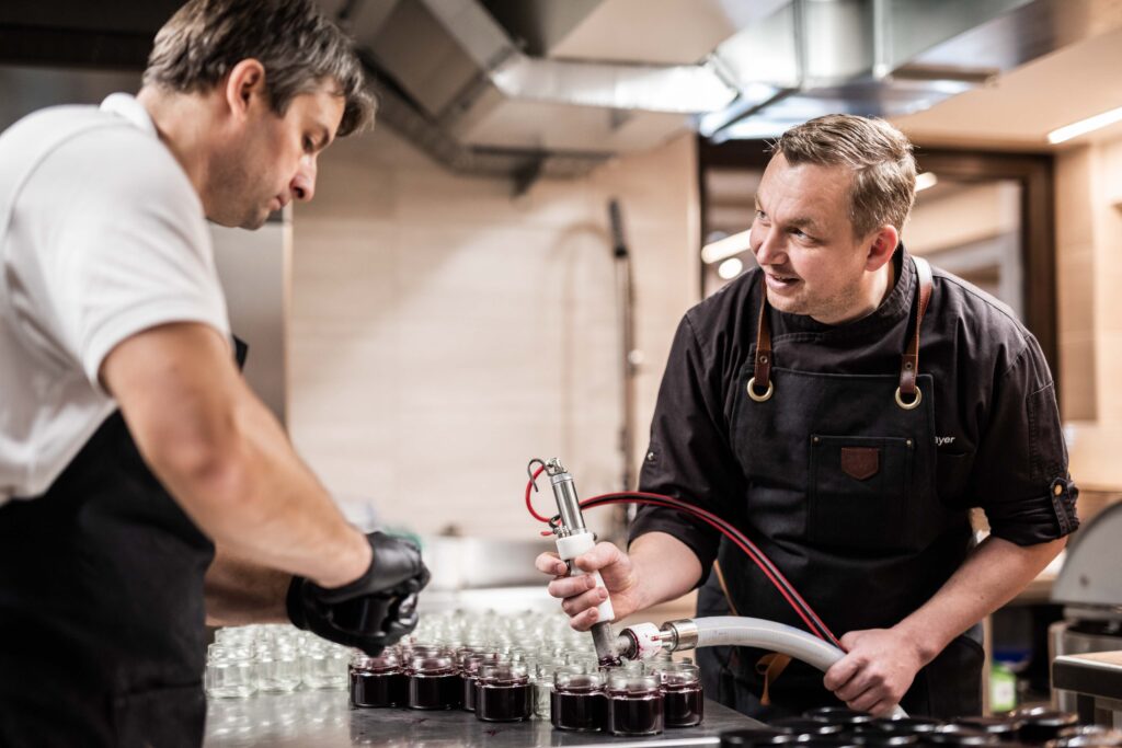 Werbefotografie für Genuss am See - Portraitaufnahme von Mitarbeiter bei der Produktion der Pestos