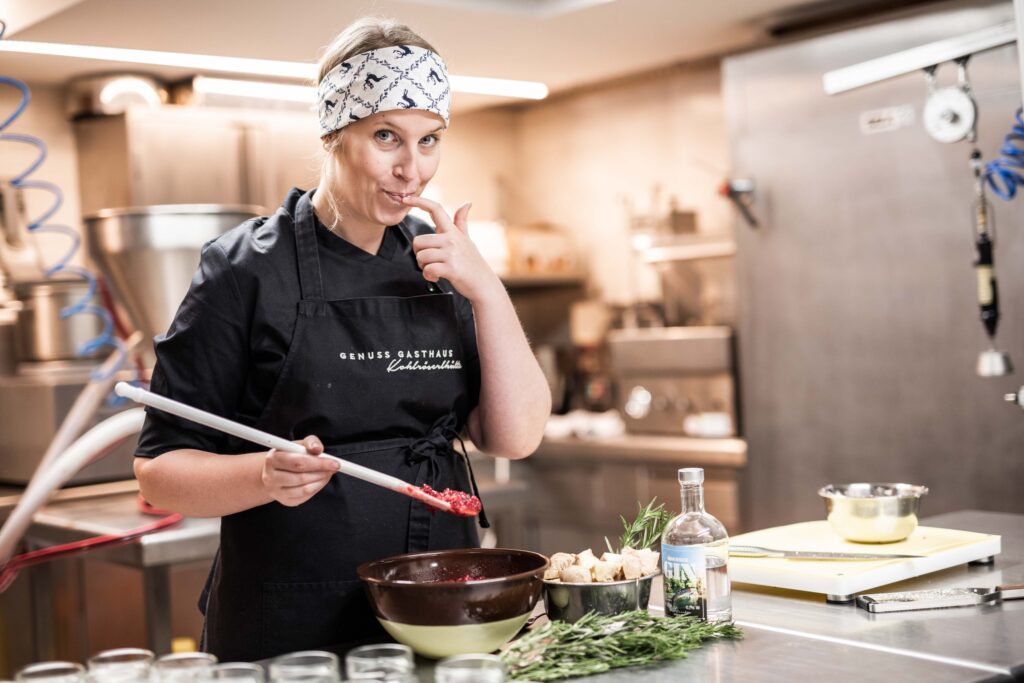 Werbefotografie für Genuss am See - Portraitaufnahme von Mitarbeiter bei der Produktion der Pestos