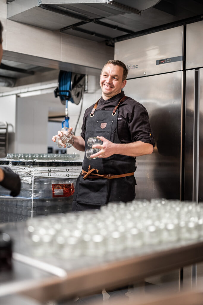 Werbefotografie für Genuss am See - Portraitaufnahme des Geschäftsführers bei der Produktion der Pestos