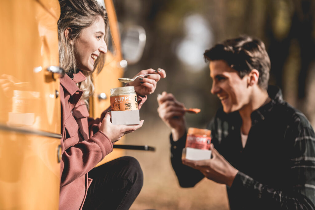 Werbefotografie - Jörgbauer - VW Bus fährt in einen Wald - Campingsituation