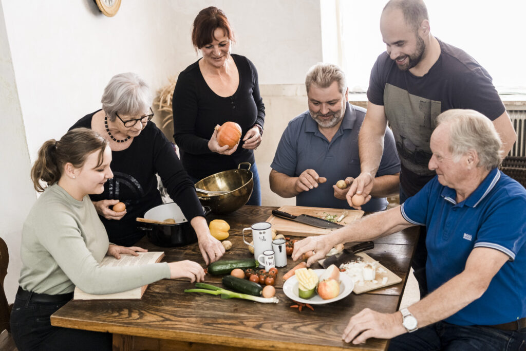 Werbefotografie - Jörgbauer - Familie beim Essen zubereiten