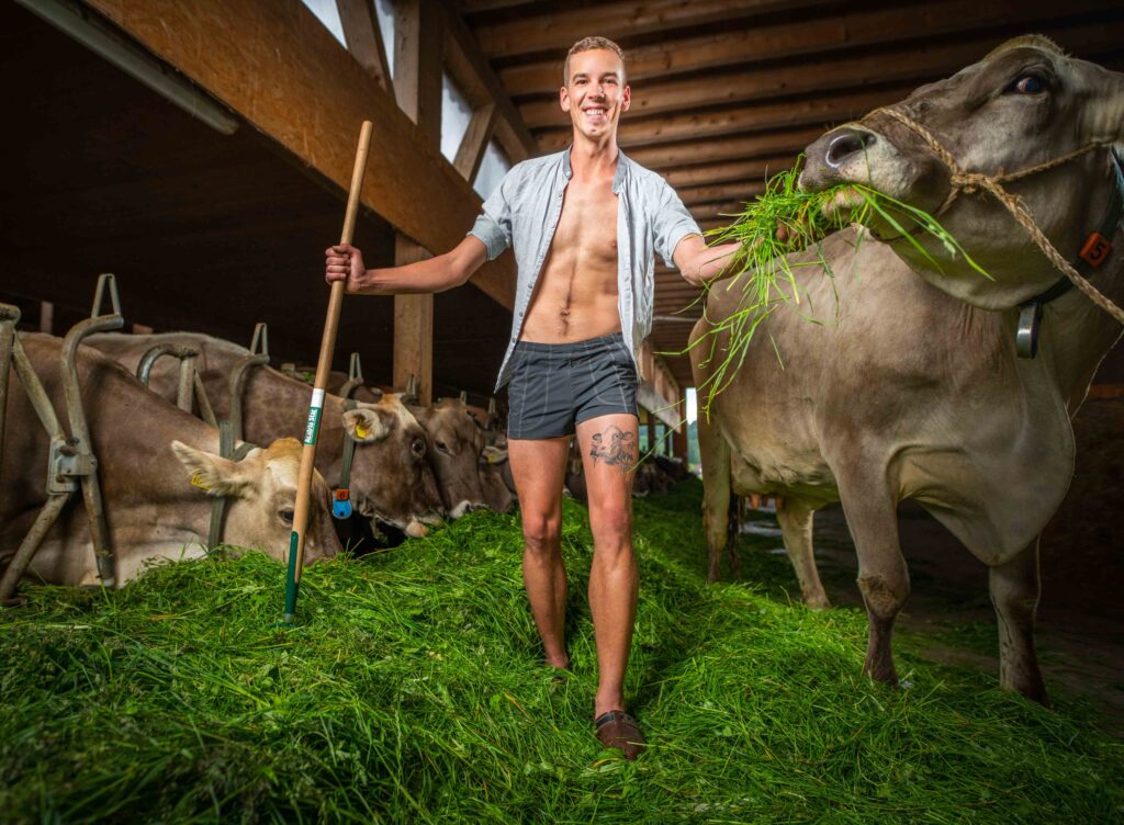 Werbefotografie - Porträtfotografie - Jungbauernkalender 2020 - junger Mann beim Kühe füttern