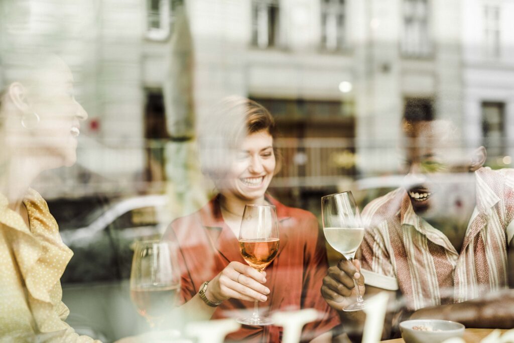 Werbefotografie für das Getränk "Pino's" - Mehrere Leute in einer hellen Bar