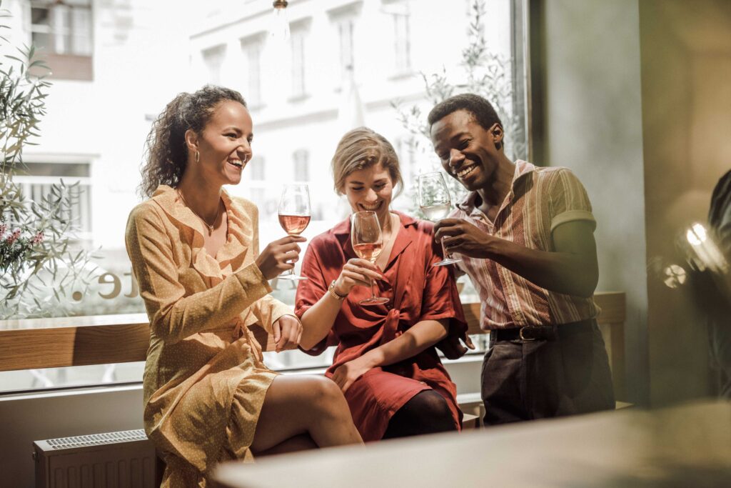 Werbefotografie für das Getränk "Pino's" - Mehrere Leute in einer hellen Bar