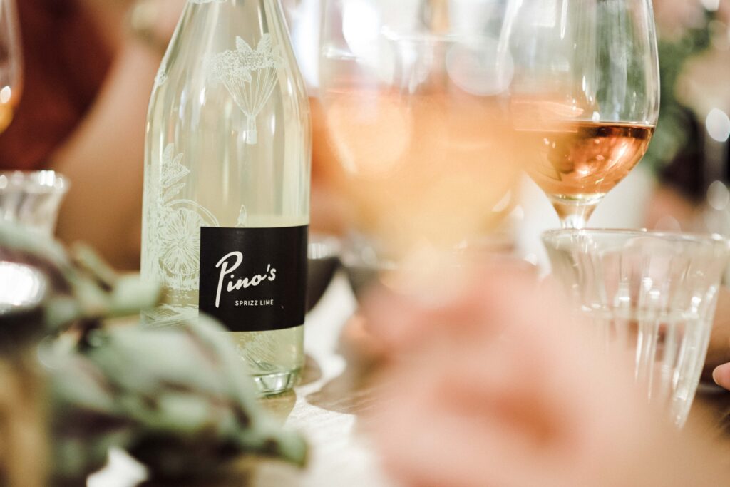 Werbefotografie für das Getränk "Pino's" - Produktaufnahme der Flasche