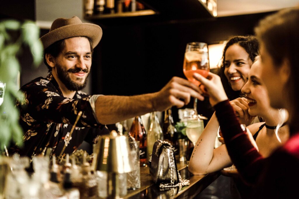 Werbefotografie für das Getränk "Pino's" - Mehrere Leute in einer Bar