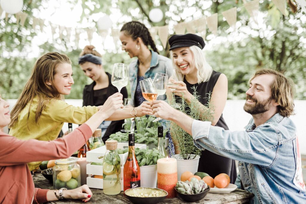 Werbefotografie für das Getränk "Pino's" - Gartenparty mit mehreren Leuten
