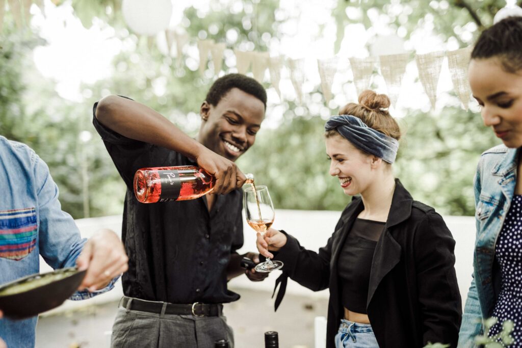 Werbefotografie für das Getränk "Pino's" - Gartenparty mit mehreren Leuten